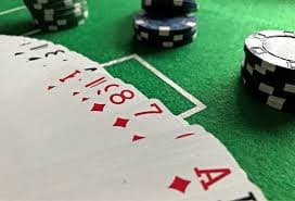 Tampilan permainan live dealer dengan studio multi-kamera zibai